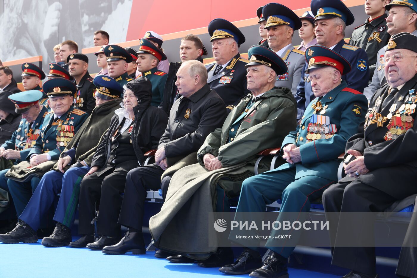 9 мая 2022. Президент РФ - верховный главнокомандующий вооруженными силами РФ Владимир Путин на военном параде в ознаменование 77-й годовщины Победы в Великой Отечественной войне 1941-1945 годов на Красной площади в Москве. Место: Россия, Москва. Автор: Михаил Метцель/РИА Новости. Президент РФ В. Путин на военном параде в честь 77-й годовщины Победы в ВОВ