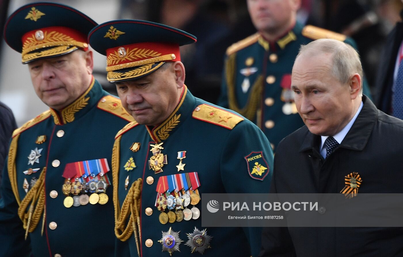 9 мая 2022. Президент РФ - верховный главнокомандующий вооруженными силами РФ Владимир Путин, министр обороны РФ Сергей Шойгу и главнокомандующий Сухопутными войскам Олег Салюков (справа налево) на Красной площади после военного парада в ознаменование 77-й годовщины Победы в Великой Отечественной войне 1941-1945 годов. Место: Россия, Москва. Автор: Евгений Биятов/РИА Новости. Президент РФ В. Путин на военном параде в честь 77-й годовщины Победы в ВОВ