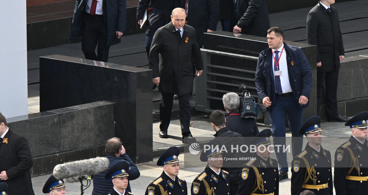 9 мая 2022. Президент РФ - верховный главнокомандующий вооруженными силами РФ Владимир Путин перед началом военного парада в ознаменование 77-й годовщины Победы в Великой Отечественной войне 1941-1945 годов на Красной площади в Москве. Место: Россия, Москва. Автор: Сергей Гунеев/РИА Новости. Президент РФ В. Путин на военном параде в честь 77-й годовщины Победы в ВОВ