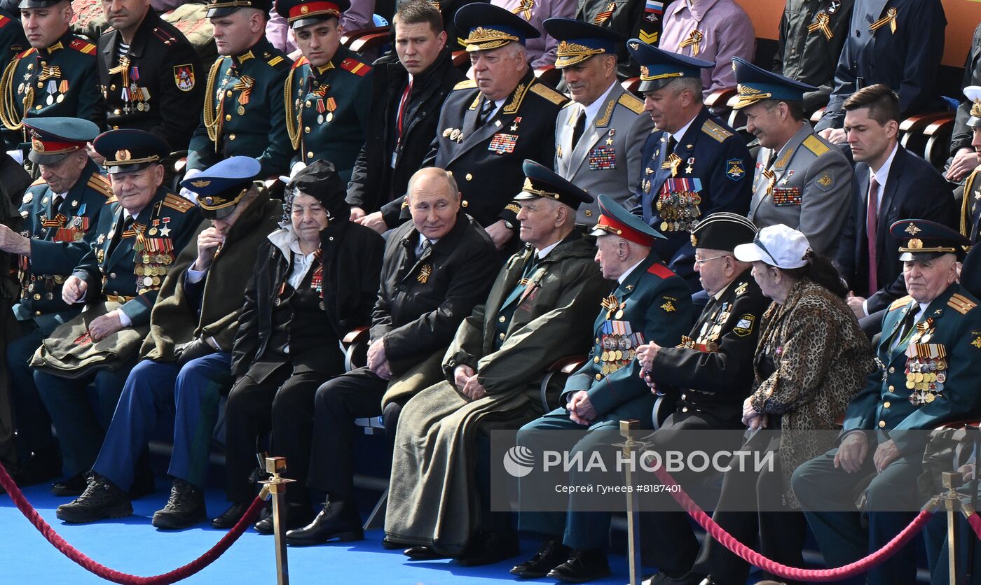 9 мая 2022. Президент РФ - верховный главнокомандующий вооруженными силами РФ Владимир Путин на военном параде в ознаменование 77-й годовщины Победы в Великой Отечественной войне 1941-1945 годов на Красной площади в Москве. Место: Россия, Москва. Автор: Сергей Гунеев/РИА Новости. Президент РФ В. Путин на военном параде в честь 77-й годовщины Победы в ВОВ