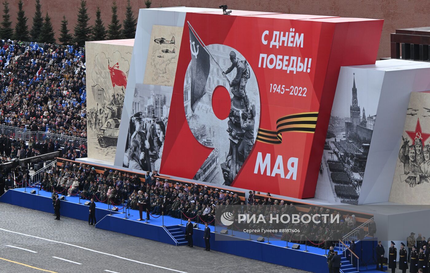 9 мая 2022. Президент РФ - верховный главнокомандующий вооруженными силами РФ Владимир Путин выступает на военном параде в ознаменование 77-й годовщины Победы в Великой Отечественной войне 1941-1945 годов на Красной площади в Москве. Место: Россия, Москва. Автор: Сергей Гунеев/РИА Новости. Президент РФ В. Путин на военном параде в честь 77-й годовщины Победы в ВОВ