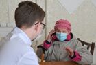 Жительница города Рубежное на приеме у врача. Врачи Луганской республиканской клинической больницы организовали выездную поликлинику в г. Рубежное с целью осуществления медицинского консультативного обслуживания. Впервые с начала спецоперации в Рубежное прибыла новая бригада врачей. Место: Луганская народная республика, Рубежное. Автор: Александр Гальперин/РИА Новости. В Рубежное прибыла новая бригада врачей