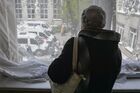 Женщина смотрит в окно. Врачи Луганской республиканской клинической больницы организовали выездную поликлинику в г. Рубежное с целью осуществления медицинского консультативного обслуживания. Впервые с начала спецоперации в Рубежное прибыла новая бригада врачей. Место: Луганская народная республика, Рубежное. Автор: Александр Гальперин/РИА Новости. В Рубежное прибыла новая бригада врачей