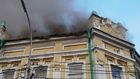 Дым из-под крыши здания бывшего Иркутского театра юного зрителя, расположенного по адресу улица Ленина, 13. Рядом с бывшим ТЮЗом произошел пожар в неэксплуатируемом строении. Здание ТЮЗа в Иркутске является объектом культурного наследия. Пожарные стараются предотвратить распространение огня на бывшее здание театра. Место: Россия, Иркутск. Автор: Кирилл Шипицин/РИА Новости. Пожар у здания бывшего ТЮЗа в Иркутске