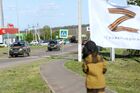 Восьмилетний мальчик Алеша Павличенко приветствует проезжающие мимо российские военные автомобили в селе Веселая Лопань в Белгородской области. В течении двух месяцев мальчик каждый день одевается в военную форму и выходит на дорогу приветствовать военных. Место: Россия, Белгородская область. Автор: Таисия Лисковец/РИА Новости. Мальчик Алеша два месяца встречает российских военных в Белгородской области