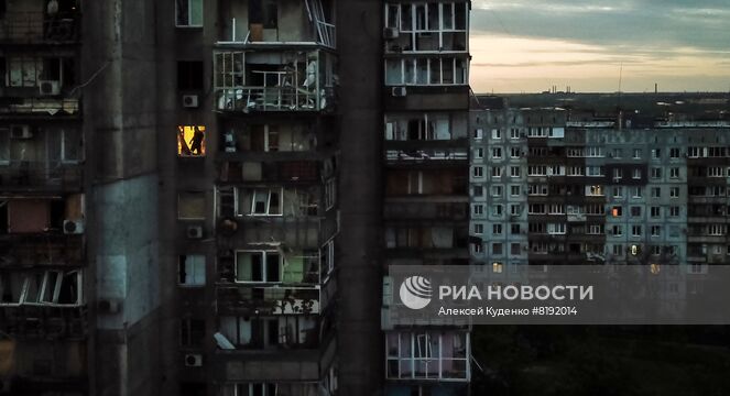 Свет в жилых домах в Мариуполе. Место: Донецкая народная республика, Мариуполь. Автор: Алексей Куденко/РИА Новости. НЕДЕЛЯ В ФОТОГРАФИЯХ
