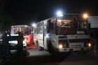 Автобусы с ранеными украинскими военными, вывезенными с завода "Азовсталь" на дороге из Мариуполя в Новоазовск. Министерство обороны России сообщило, что сегодня была достигнута договоренность с заблокированными на территории завода представителями украинских военнослужащих. Был введен режим тишины и открыт гуманитарный коридор, по которому раненых доставляют в Новоазовск. Место: Донецкая народная республика, Мариуполь. Автор: Алексей Куденко. С "Азовстали" вывозят раненых украинских военных