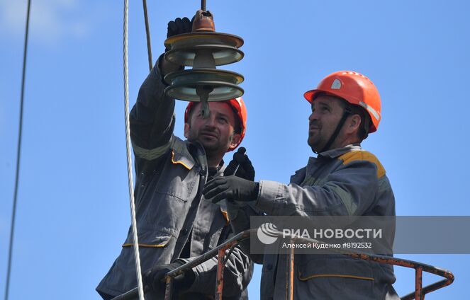 Электромонтеры восстанавливают электроснабжение на одной из улиц в Мариуполе. Место: Донецкая народная республика, Мариуполь. Автор: Алексей Куденко/РИА Новости. Энергетики Мариуполя восстанавливают электроснабжение городских объектов