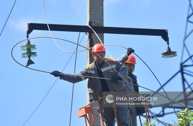 Электромонтеры восстанавливают электроснабжение на одной из улиц в Мариуполе. Место: Донецкая народная республика, Мариуполь. Автор: Алексей Куденко/РИА Новости. Энергетики Мариуполя восстанавливают электроснабжение городских объектов