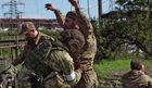 Украинские военные с "Азовстали" в Мариуполе сдаются в плен (скриншот видео). За прошедшие сутки в плен сдались 265 украинских военных и боевиков националистического батальона "Азов", в том числе 51 раненый. Тех, кто нуждался в медицинской помощи, отправили в больницу города Новоазовск. Изображение является раздаточным материалом, предоставлено третьей стороной. Только редакционное использование. Запрет на архивирование, коммерческое использование, рекламную кампанию. Место: Донецкая народная республика, Мариуполь. Сдача в плен украинских военных и боевиков с "Азовстали" в Мариуполе