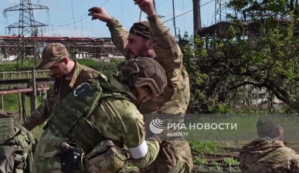 Сдача в плен украинских военных и боевиков с "Азовстали" в Мариуполе
