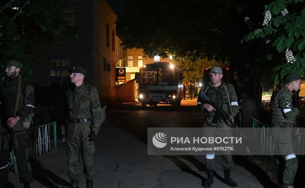 С "Азовстали" вывозят раненых украинских военных