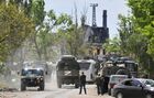 Военная техника сопровождает колонну автобусов, на которых вывезут сдавшихся в плен украинских военнослужащих и боевиков националистического батальона "Азов" с территории завода "Азовсталь" в Мариуполе. Место: Донецкая народная республика, Мариуполь. Автор: Алексей Куденко. Вывоз сдавшихся в плен украинских военных и боевиков с "Азовстали"
