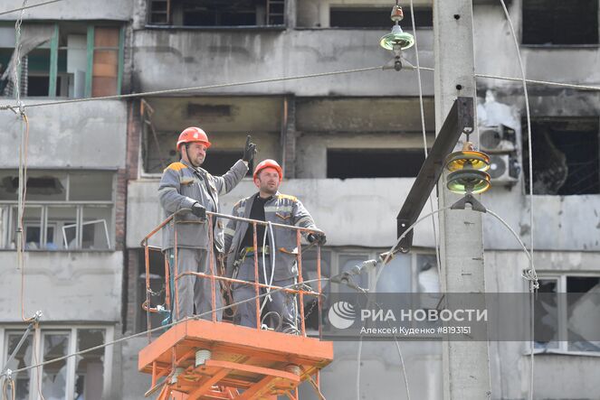 Электромонтеры восстанавливают электроснабжение на одной из улиц в Мариуполе. Место: Донецкая народная республика, Мариуполь. Автор: Алексей Куденко/РИА Новости. Энергетики Мариуполя восстанавливают электроснабжение городских объектов