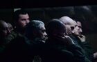 Сдавшиеся в плен украинские военнослужащие и боевики националистического батальона "Азов" сидят в автобусе у следственного изолятора в Еленовке. Место: Донецкая народная республика. Автор: Алексей Куденко. Сдавшихся в плен украинских военных и боевиков доставили в СИЗО в Еленовку