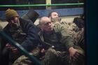 Сдавшиеся в плен украинские военнослужащие и боевики националистического батальона "Азов" сидят в автобусе у следственного изолятора в Еленовке. Место: Донецкая народная республика. Автор: Алексей Куденко. Сдавшихся в плен украинских военных и боевиков доставили в СИЗО в Еленовку