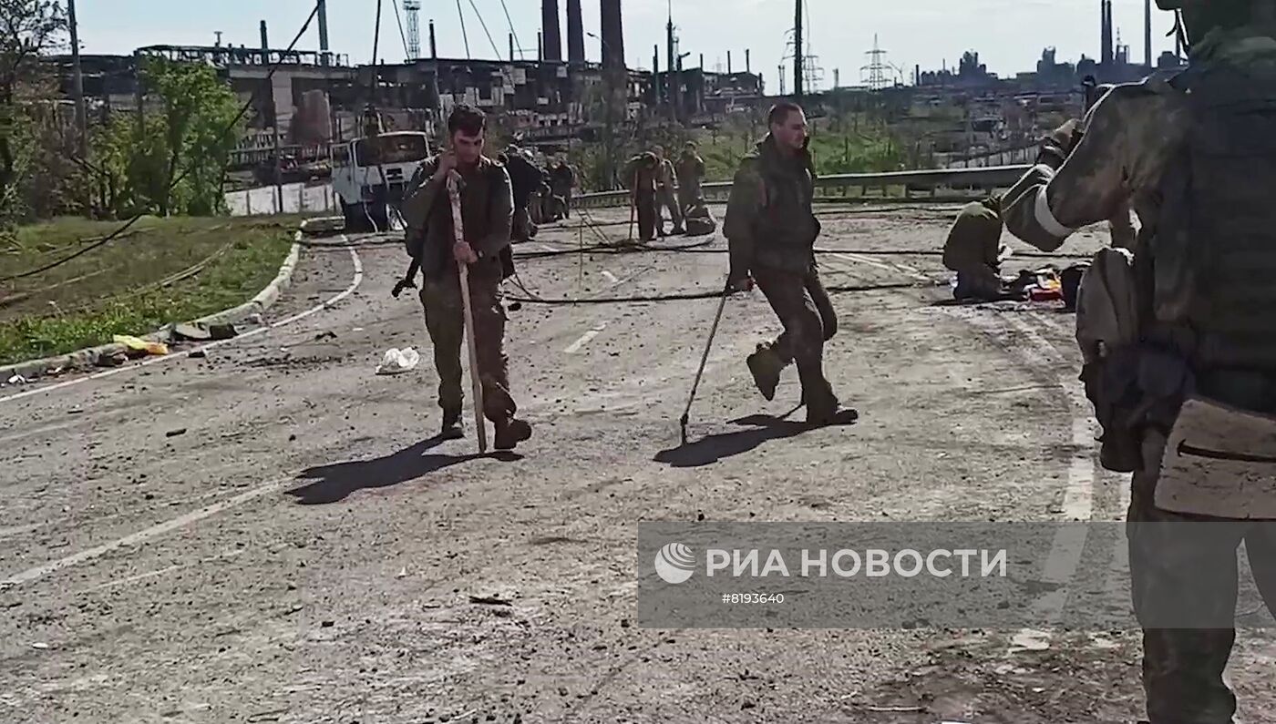 Сдача в плен украинских боевиков с территории "Азовстали"