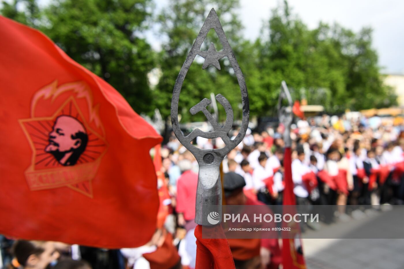 Флаг пионерии на церемонии посвящения в пионеры учащихся новосибирских школ перед домом культуры им. М. Горького в Новосибирске. Торжественные мероприятия, посвященные 100-летию образования Всесоюзной пионерской организации им В.И.Ленина, проходят во многих городах России. Место: Россия, Новосибирск. Автор: Александр Кряжев/РИА Новости. Празднование 100-летия пионерской организации
