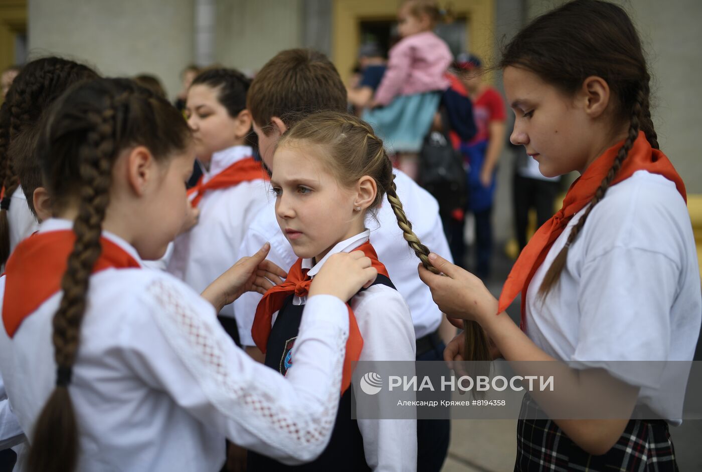 Девочки перед началом церемонии посвящения в пионеры учащихся новосибирских школ перед домом культуры им. М. Горького в Новосибирске. Торжественные мероприятия, посвященные 100-летию образования Всесоюзной пионерской организации им В.И.Ленина, проходят во многих городах России. Место: Россия, Новосибирск. Автор: Александр Кряжев/РИА Новости. Празднование 100-летия пионерской организации