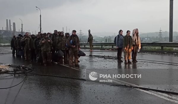 Продолжается выход пленных украинских боевиков с "Азовстали"
