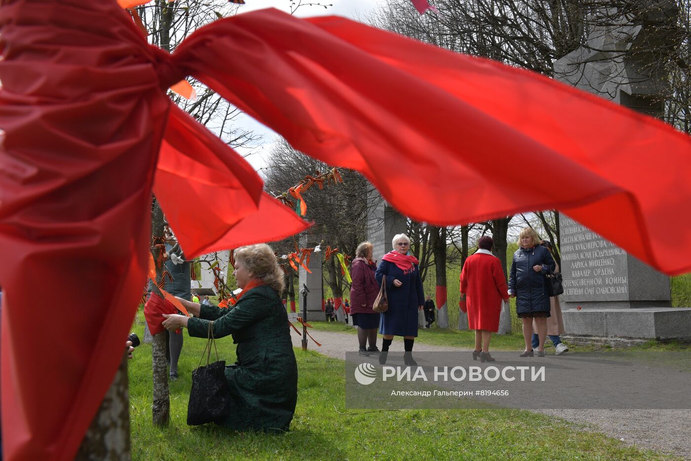 Участники торжественной церемонии символического подвязывания красных галстуков в честь работавших в блокаду детей у мемориала "Цветок Жизни" в Берёзовой Роще (3-й километр Дороги жизни). Торжественные мероприятия, посвященные 100-летию образования Всесоюзной пионерской организации им В.И.Ленина, проходят во многих городах России. Место: Россия, Ленинградская область. Автор: Александр Гальперин/РИА Новости. Празднование 100-летия пионерской организации