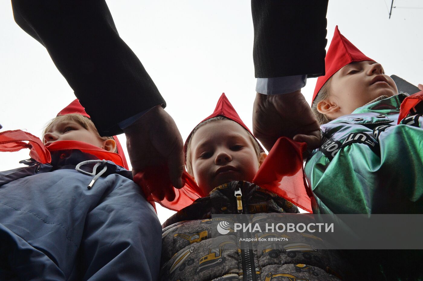 Участники церемонии посвящения в пионеры на палубе крейсера "Аврора" в Санкт-Петербурге. Торжественные мероприятия, посвященные 100-летию образования Всесоюзной пионерской организации им В.И.Ленина, проходят во многих городах России. Место: Россия, Санкт-Петербург. Автор: Андрей Бок/РИА Новости. Празднование 100-летия пионерской организации