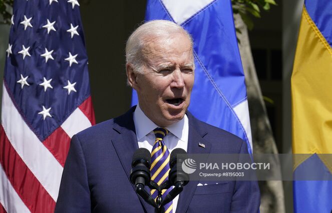 Президент США Джо Байден во время совместного с премьер-министром Швеции Магдаленой Андерссон и президентом Финляндии Саули Ниинистё заявления для прессы по итогам встречи в Белом доме. Финляндия и Швеция подали заявку на вступление в НАТО, отказавшись от многолетнего нейтралитета. Место: США, Округ Колумбия, Вашингтон. Автор: Стрингер/РИА Новости. П/к по итогам встречи Д. Байдена с президентом Финляндии и премьером Швеции