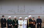 Председатель Совета муфтиев России, председатель Духовного управления мусульман Европейской части России муфтий шейх Равиль Гайнутдин вступает на церемонии закладки первого камня Соборной мечети в честь 1100-летия принятия ислама Волжской Булгарией, которую построят на территории бывшего парка "Кырлай" в Казани. Место: Россия, Казань. Автор: Максим Блинов/РИА Новости. Закладка памятного камня в честь начала строительства Соборной мечети в Казани