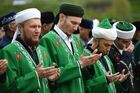 Мужчины совершают намаз на церемонии закладки первого камня Соборной мечети в честь 1100-летия принятия ислама Волжской Булгарией, которую построят на территории бывшего парка "Кырлай" в Казани. Место: Россия, Казань. Автор: Максим Блинов/РИА Новости. Закладка памятного камня в честь начала строительства Соборной мечети в Казани