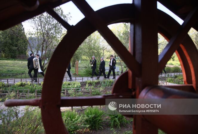 Гости на открытии ежегодного международного театрального фестиваля "Мелиховская весна" в музее-заповеднике А.П. Чехова "Мелихово". Место: Россия, Московская область. Автор: Виталий Белоусов/РИА Новости. Открытие фестиваля "Мелиховская весна"