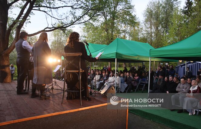 Выступление актеров Мелиховского театра-студии на открытии ежегодного международного театрального фестиваля "Мелиховская весна" в музее-заповеднике А.П. Чехова "Мелихово". Место: Россия, Московская область. Автор: Виталий Белоусов/РИА Новости. Открытие фестиваля "Мелиховская весна"