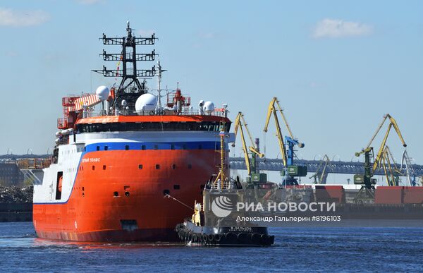 Выход на ходовые испытания платформы "Северный полюс" в Санкт-Петербурге