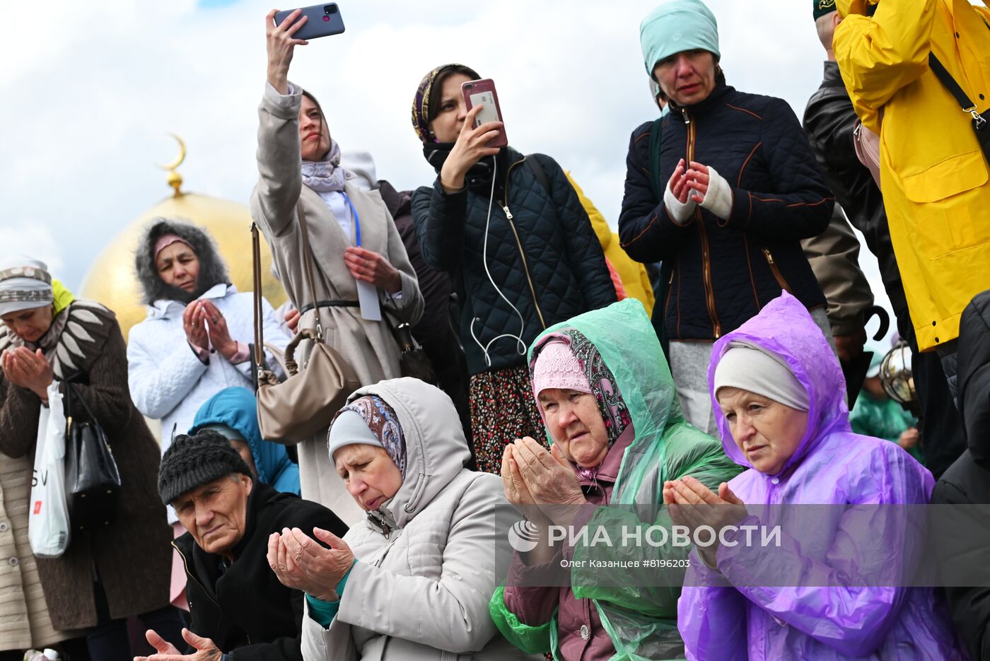 Участники празднования 1100-летия со Дня принятия ислама Волжской Булгарией на территории Болгарского государственного историко-архитектурного музея-заповедника. Место: Россия, Республика Татарстан, Булгар. Автор: Олег Казанцев/РИА Новости. Празднование 1100-летия со Дня принятия ислама Волжской Булгарией