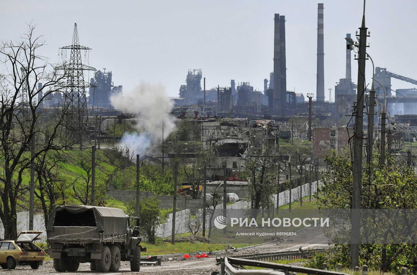 Саперы батальона "Восток" Народной милиции ДНР подрывают неразорвавшиеся снаряды и мины, найденные на территории комбината "Азовсталь" в Мариуполе. Место: Донецкая народная республика, Мариуполь. Автор: Алексей Куденко/РИА Новости. Разминирование территории комбината "Азовсталь" в Мариуполе