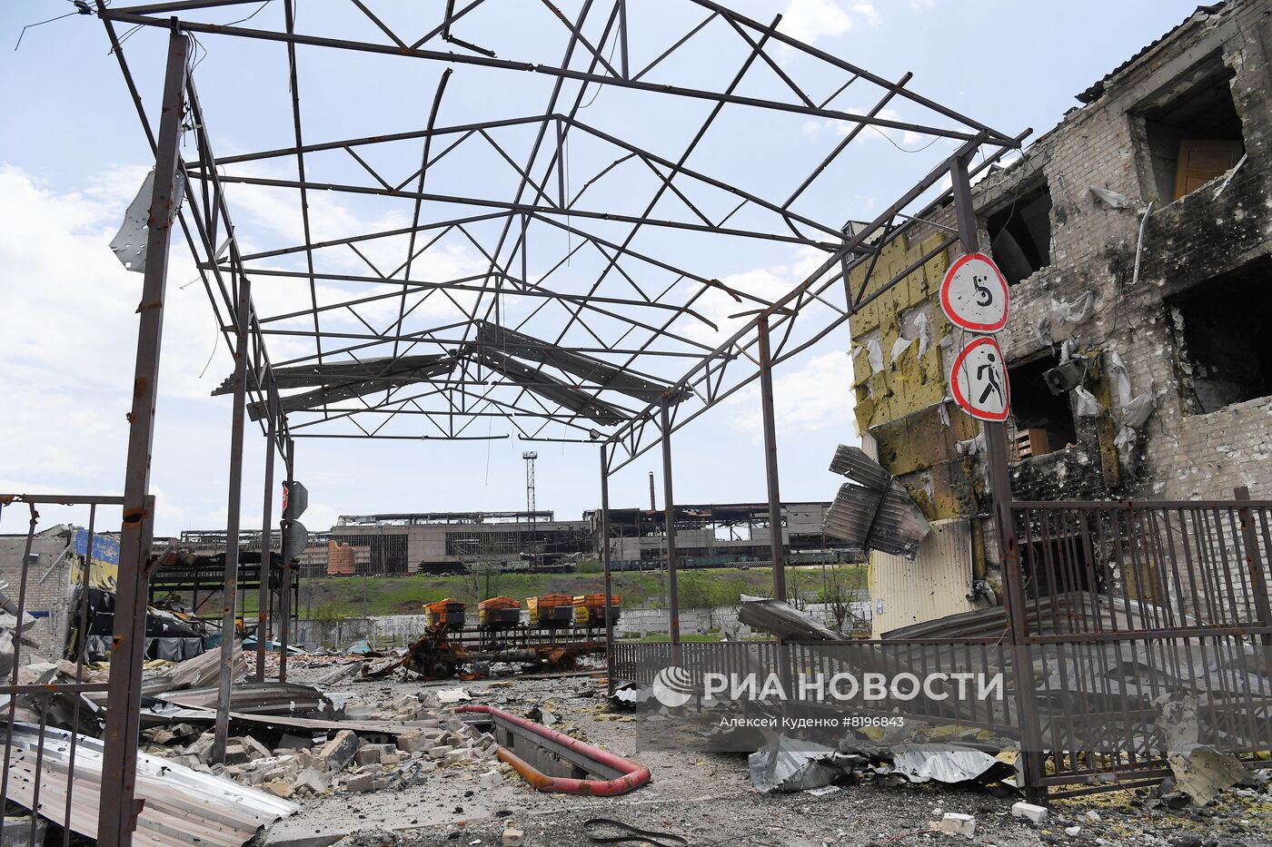 Территория разрушенного комбината "Азовсталь" в Мариуполе. В настоящее время на территории комбината саперы батальона "Восток" Народной милиции ДНР проводят разминирование и подрыв неразорвавшихся снарядов. Место: Донецкая народная республика, Мариуполь. Автор: Алексей Куденко/РИА Новости. Разминирование территории комбината "Азовсталь" в Мариуполе