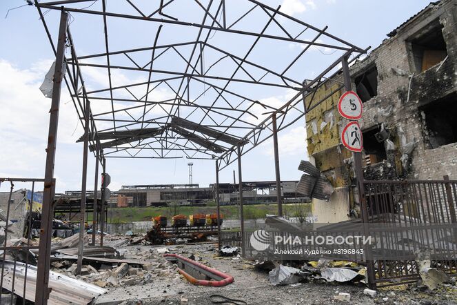 Территория разрушенного комбината "Азовсталь" в Мариуполе. В настоящее время на территории комбината саперы батальона "Восток" Народной милиции ДНР проводят разминирование и подрыв неразорвавшихся снарядов. Место: Донецкая народная республика, Мариуполь. Автор: Алексей Куденко/РИА Новости. Разминирование территории комбината "Азовсталь" в Мариуполе