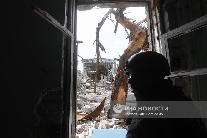 Военнослужащий батальона "Восток" Народной милиции ДНР наблюдает за выходом из тоннеля на территории комбината "Азовсталь", из которого в прошедшие дни выходили украинские военнослужащие и боевики нацбатальона "Азов", сдававшиеся в плен. В настоящее время на территории комбината саперы проводят разминирование и подрыв неразорвавшихся снарядов. Место: Донецкая народная республика, Мариуполь. Автор: Алексей Куденко/РИА Новости. Разминирование территории комбината "Азовсталь" в Мариуполе