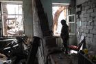 Военнослужащий батальона "Восток" Народной милиции ДНР наблюдает за выходом из тоннеля на территории комбината "Азовсталь", из которого в прошедшие дни выходили украинские военнослужащие и боевики нацбатальона "Азов", сдававшиеся в плен. В настоящее время на территории комбината саперы проводят разминирование и подрыв неразорвавшихся снарядов. Место: Донецкая народная республика, Мариуполь. Автор: Алексей Куденко/РИА Новости. Разминирование территории комбината "Азовсталь" в Мариуполе