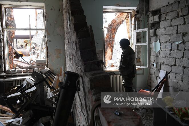 Военнослужащий батальона "Восток" Народной милиции ДНР наблюдает за выходом из тоннеля на территории комбината "Азовсталь", из которого в прошедшие дни выходили украинские военнослужащие и боевики нацбатальона "Азов", сдававшиеся в плен. В настоящее время на территории комбината саперы проводят разминирование и подрыв неразорвавшихся снарядов. Место: Донецкая народная республика, Мариуполь. Автор: Алексей Куденко/РИА Новости. Разминирование территории комбината "Азовсталь" в Мариуполе