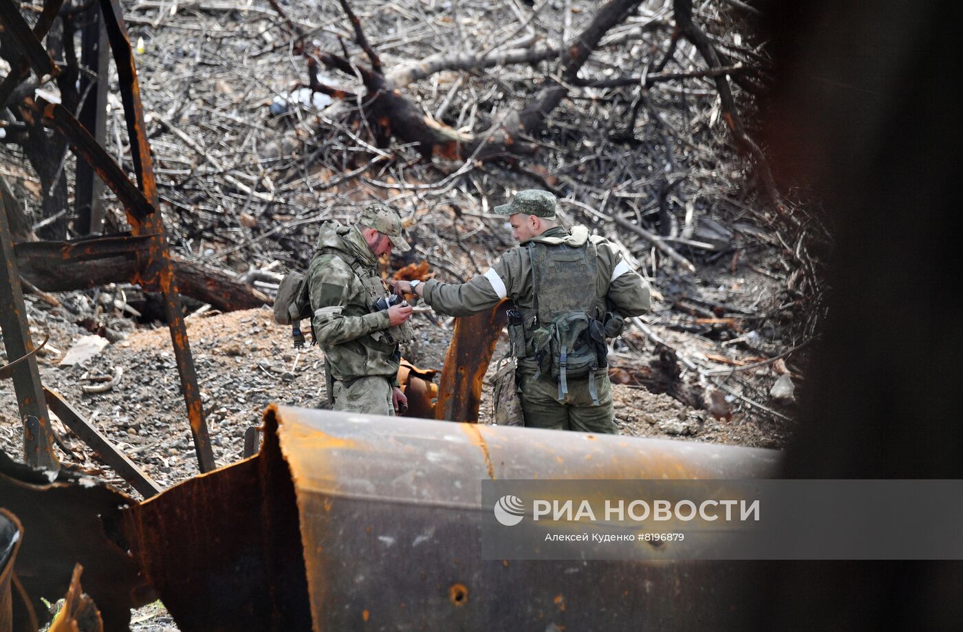 Саперы батальона "Восток" Народной милиции ДНР обходят территорию разрушенного комбината "Азовсталь" в Мариуполе в поисках мин и неразорвавшихся снарядов. Место: Донецкая народная республика, Мариуполь. Автор: Алексей Куденко/РИА Новости. Разминирование территории комбината "Азовсталь" в Мариуполе
