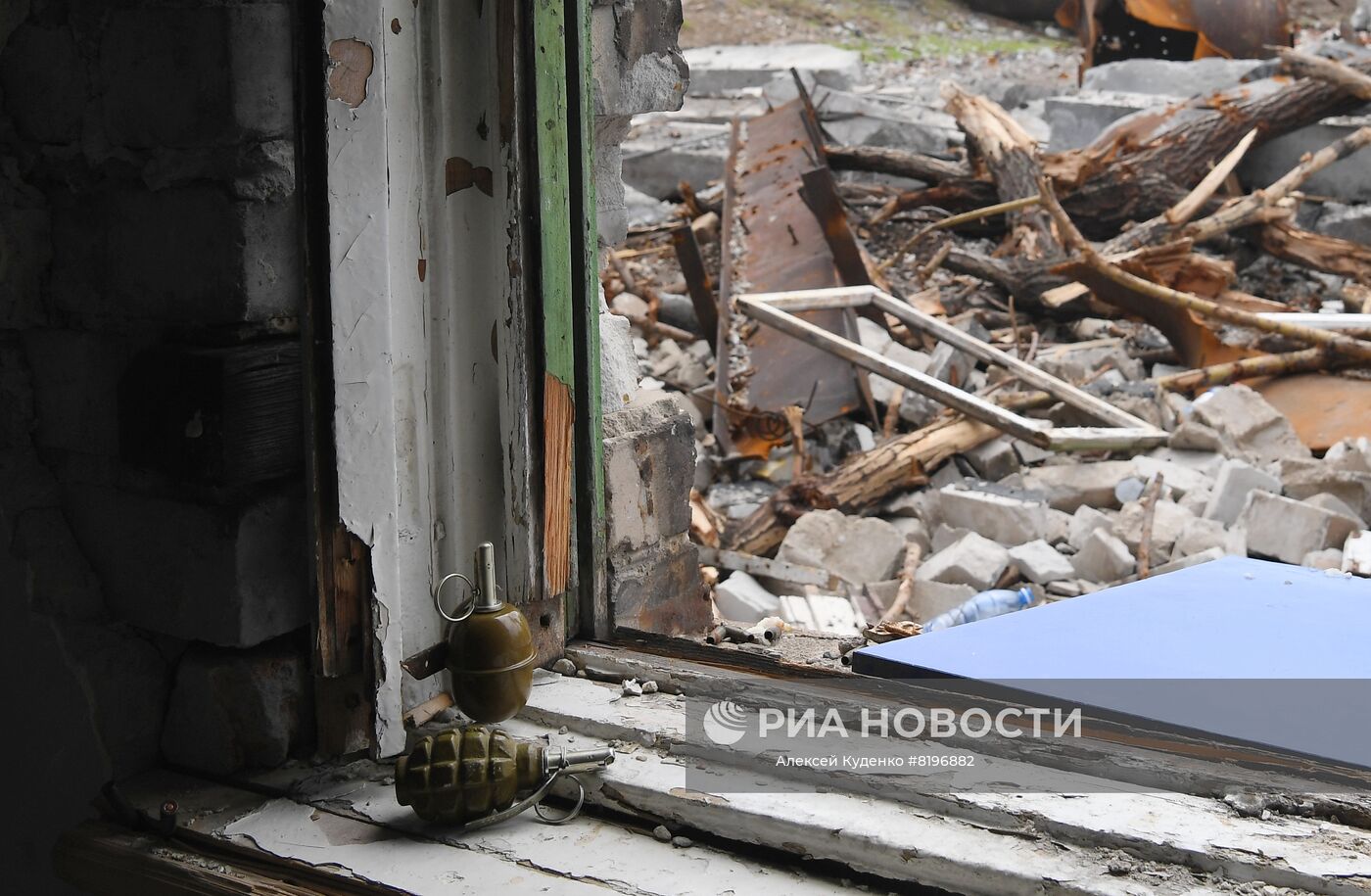Гранаты на окне одного из разрушенных зданий на территории комбината "Азовсталь" в Мариуполе. В настоящее время на территории комбината саперы батальона "Восток" Народной милиции ДНР проводят разминирование и подрыв неразорвавшихся снарядов. Место: Донецкая народная республика, Мариуполь. Автор: Алексей Куденко/РИА Новости. Разминирование территории комбината "Азовсталь" в Мариуполе