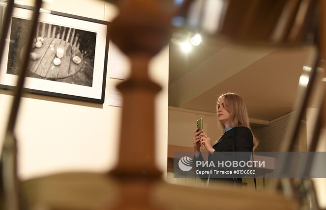 Девушка в Галерее классической фотографии в Москве, где проходит акция "ФотоНочь". Место: Россия, Москва. Автор: Сергей Пятаков/РИА Новости. Акция "ФотоНочь"