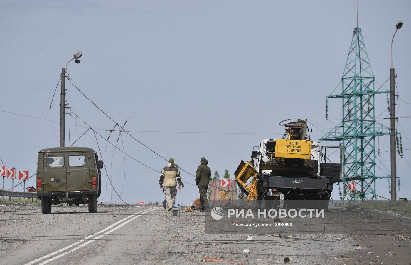 Мост у комбината "Азовсталь" в Мариуполе, по которому в прошедшие дни выходили сдаваться в плен украинские военнослужащие и боевики нацбатальона "Азов". В настоящее время на территории комбината саперы Народной милиции ДНР проводят разминирование и подрыв неразорвавшихся снарядов. Место: Донецкая народная республика, Мариуполь. Автор: Алексей Куденко/РИА Новости. Разминирование территории комбината "Азовсталь" в Мариуполе