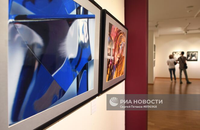 Фотография Александра Фурсова "Голубой алюминий", представленная на акции "ФотоНочь" в Галерее классической фотографии в Москве. Место: Россия, Москва. Автор: Сергей Пятаков/РИА Новости. Акция "ФотоНочь"