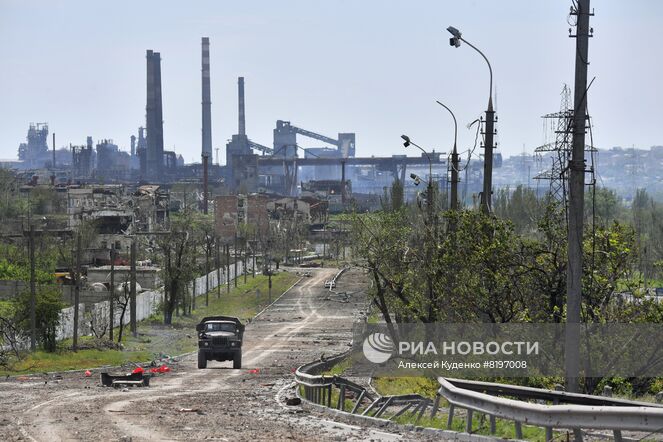 Территория разрушенного комбината "Азовсталь" в Мариуполе. В настоящее время на территории комбината саперы батальона "Восток" Народной милиции ДНР проводят разминирование и подрыв неразорвавшихся снарядов. Место: Донецкая народная республика, Мариуполь. Автор: Алексей Куденко/РИА Новости. Разминирование территории комбината "Азовсталь" в Мариуполе