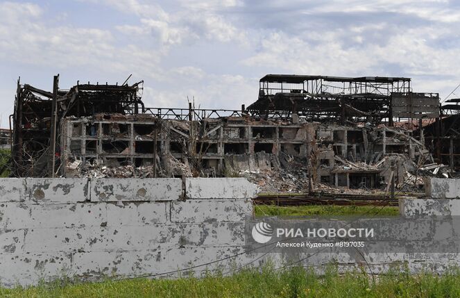 Территория разрушенного комбината "Азовсталь" в Мариуполе. В настоящее время на территории комбината саперы батальона "Восток" Народной милиции ДНР проводят разминирование и подрыв неразорвавшихся снарядов. Место: Донецкая народная республика, Мариуполь. Автор: Алексей Куденко/РИА Новости. Разминирование территории комбината "Азовсталь" в Мариуполе