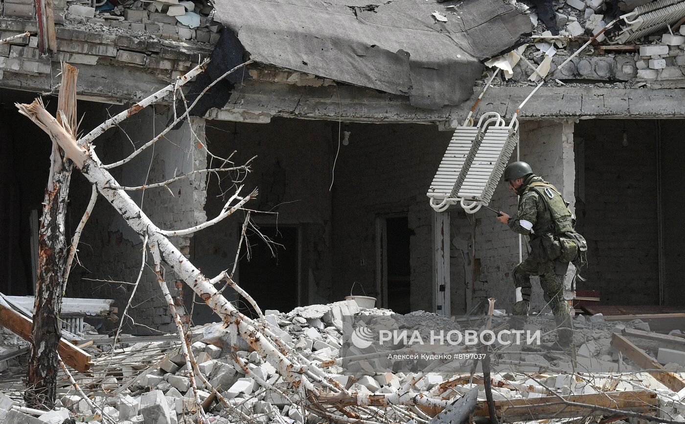 Военнослужащий батальона "Восток" Народной милиции ДНР обходит территорию разрушенного комбината "Азовсталь" в Мариуполе. В настоящее время на территории комбината саперы проводят разминирование и подрыв неразорвавшихся снарядов. Место: Донецкая народная республика, Мариуполь. Автор: Алексей Куденко/РИА Новости. Разминирование территории комбината "Азовсталь" в Мариуполе