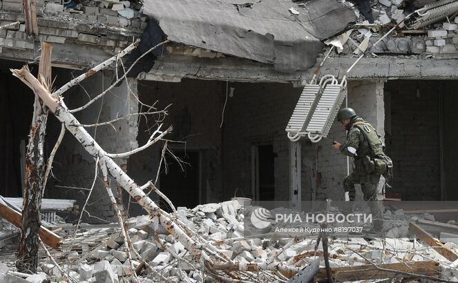 Военнослужащий батальона "Восток" Народной милиции ДНР обходит территорию разрушенного комбината "Азовсталь" в Мариуполе. В настоящее время на территории комбината саперы проводят разминирование и подрыв неразорвавшихся снарядов. Место: Донецкая народная республика, Мариуполь. Автор: Алексей Куденко/РИА Новости. Разминирование территории комбината "Азовсталь" в Мариуполе