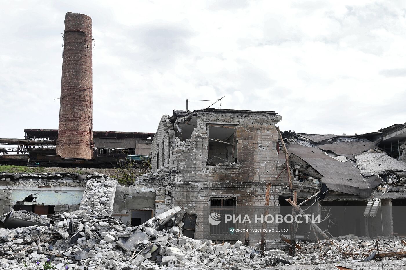 Территория разрушенного комбината "Азовсталь" в Мариуполе. В настоящее время на территории комбината саперы батальона "Восток" Народной милиции ДНР проводят разминирование и подрыв неразорвавшихся снарядов. Место: Донецкая народная республика, Мариуполь. Автор: Алексей Куденко/РИА Новости. Разминирование территории комбината "Азовсталь" в Мариуполе
