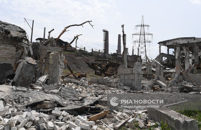 Территория разрушенного комбината "Азовсталь" в Мариуполе. В настоящее время на территории комбината саперы батальона "Восток" Народной милиции ДНР проводят разминирование и подрыв неразорвавшихся снарядов. Место: Донецкая народная республика, Мариуполь. Автор: Алексей Куденко/РИА Новости. Разминирование территории комбината "Азовсталь" в Мариуполе